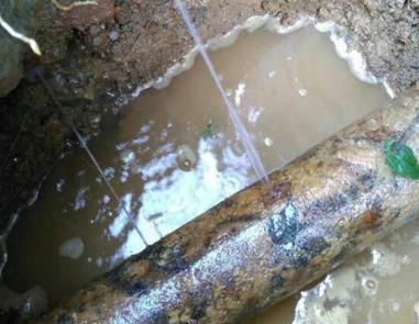 二七楼顶渗水维修公司分享下地暖漏水的原因及检测方法。